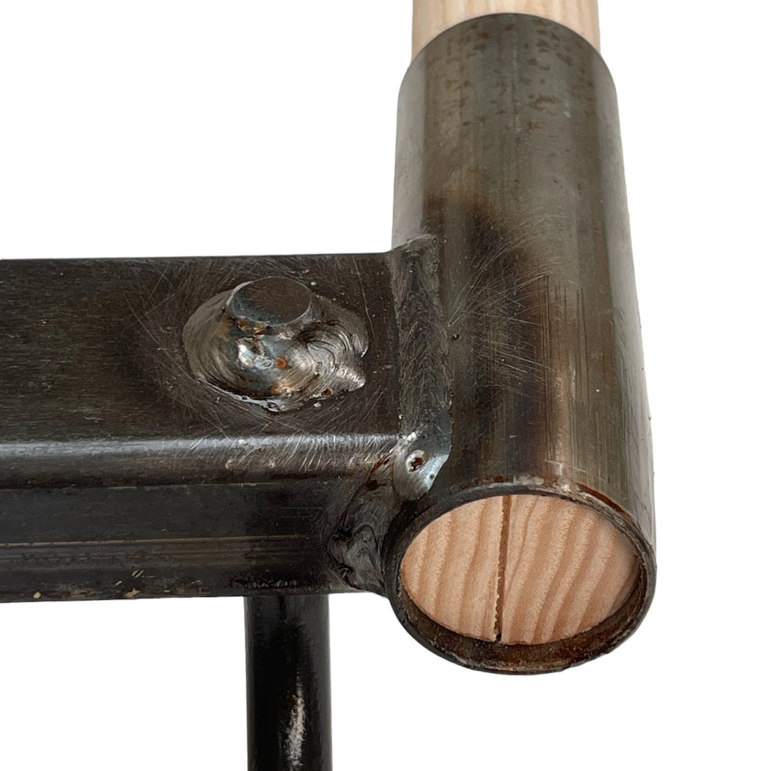 Douille de la grelinette "La PLaisible" vue de dessous avec le manche en frêne monté dans le sens du fil du bois.