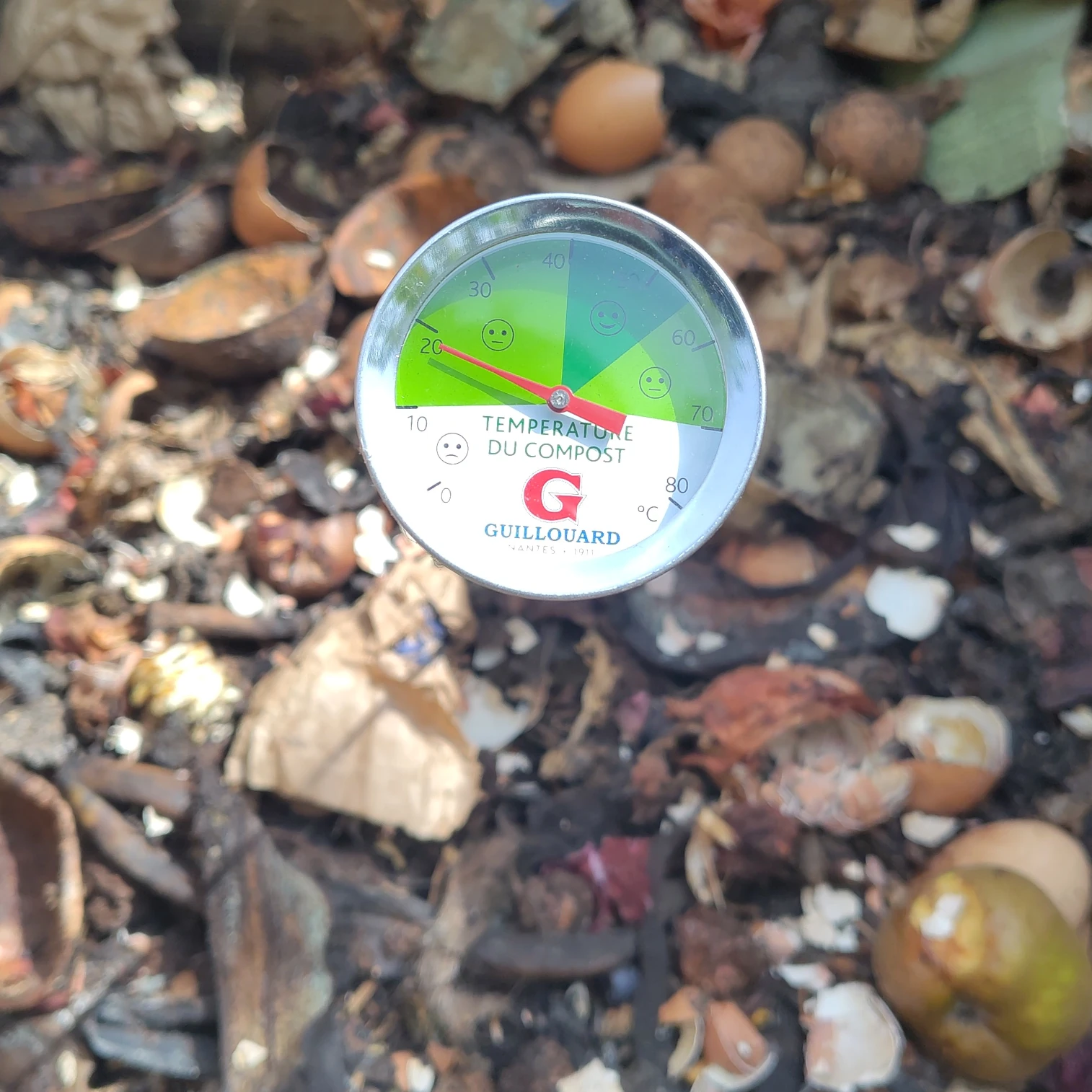 Le thermomètre à compost planté dans un composteur pour mesurer la température. Crédit photo : Tugdual Le Cocq - Compost & vous à Plougonvelin