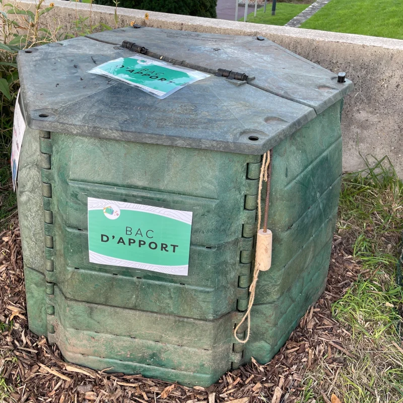 Le bac d'apport de l'air de compostage collectif situé au jardin partagé de Plougonvelin.