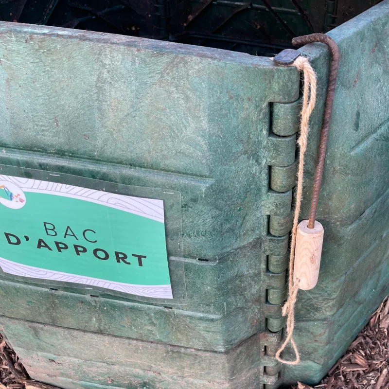 Le bac d'apport de l'air de compostage collectif avec le crochet à compost accroché à poste