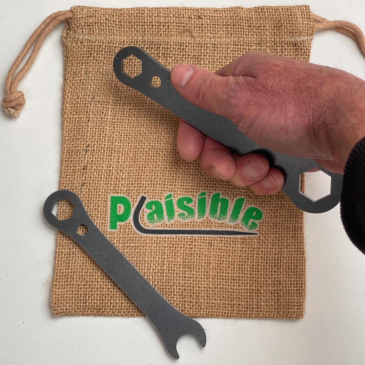 Les deux clés de 13 et 19 pour le montage et démontage vous sont fournies dans un sac en toile de jute pour les avoir toujours à portée de main.
