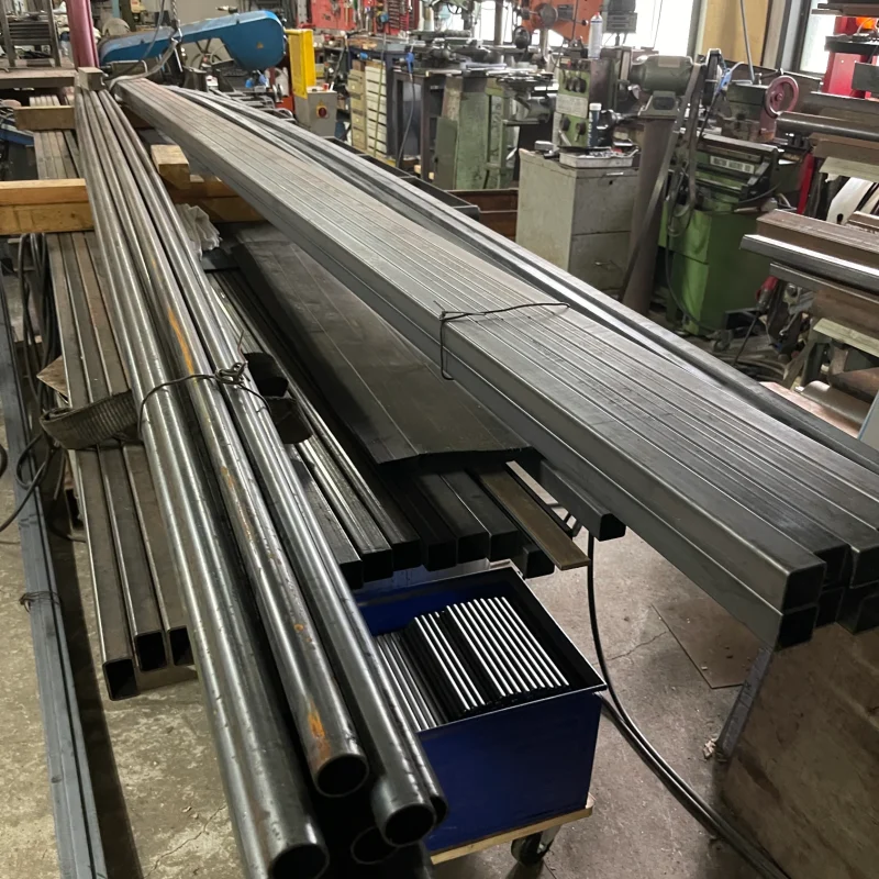 L'atelier de fabrication de la grelinette La PLaisible avec brise-motte.