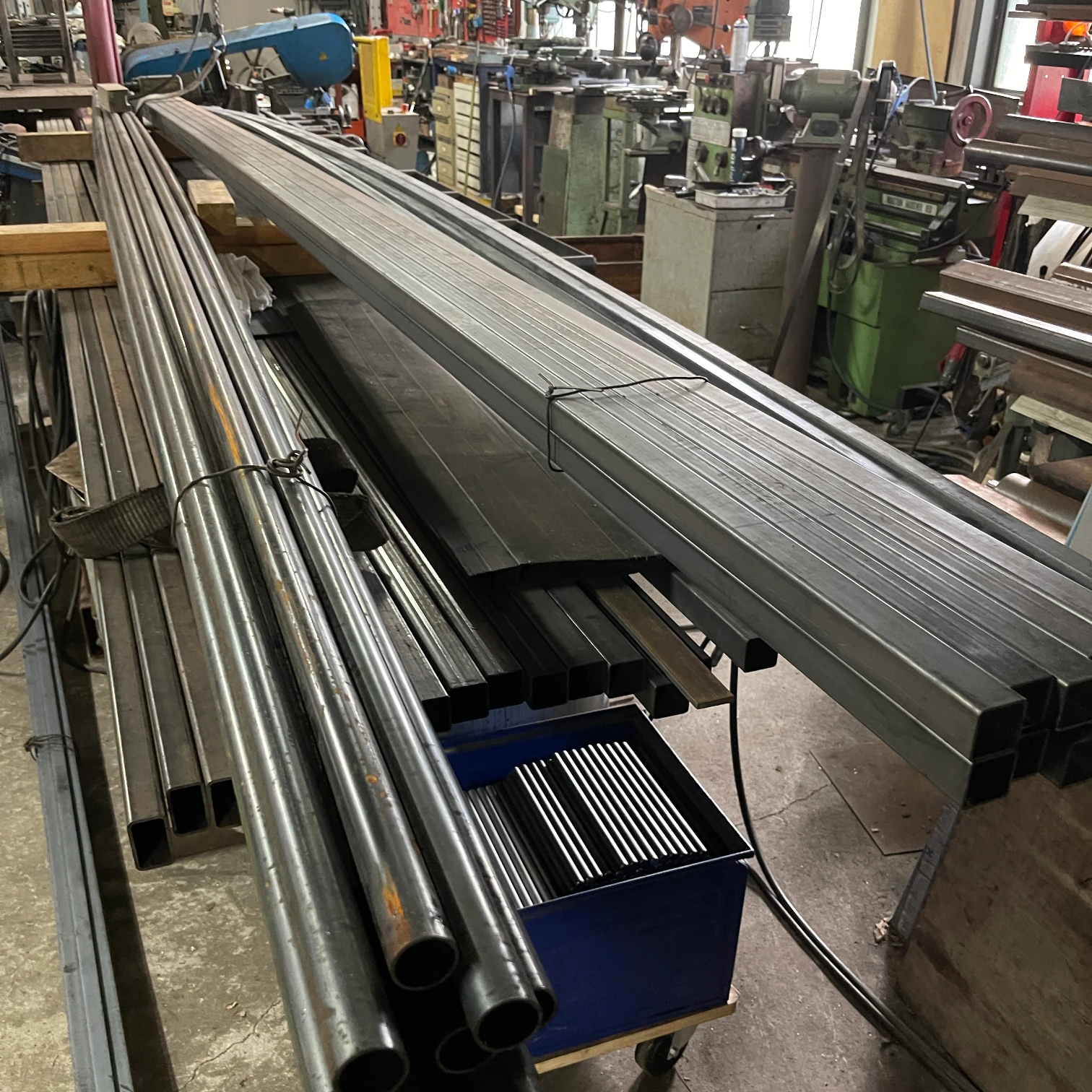 L'atelier de fabrication de la grelinette La PLaisible avec brise-motte.