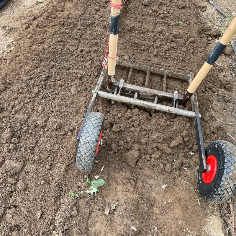La grelinette La PLaisible + brise-motte 4 dents avec une roue inversée pour le travail d'une planche de culture de 80 cm en 2 passages.