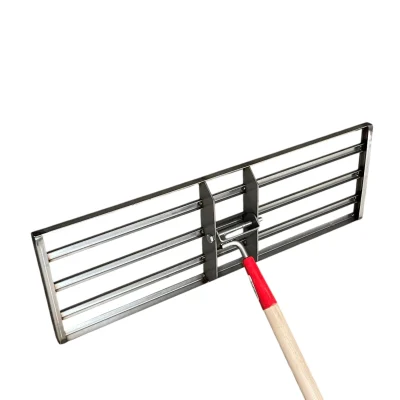 Râteau égaliseur/niveleur en inox. Sa taille de 80 cm par 50 cm permet de créer des surfaces plates au jardin.