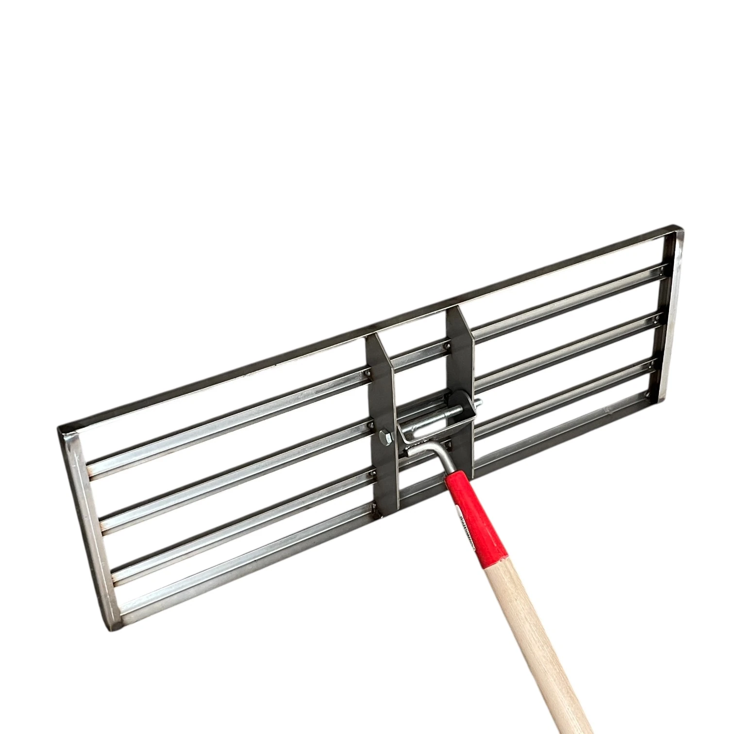 Râteau égaliseur/niveleur en inox. Sa taille de 80 cm par 50 cm permet de créer des surfaces plates au jardin.